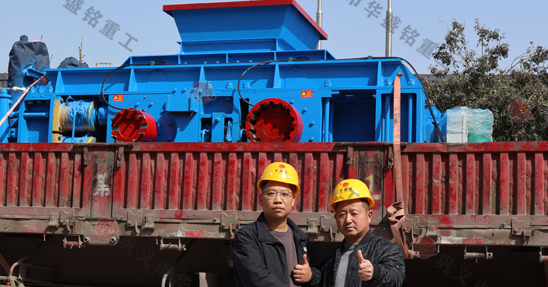 鵝卵石制砂用什么破碎機？推薦對輥機價格不貴還耐用